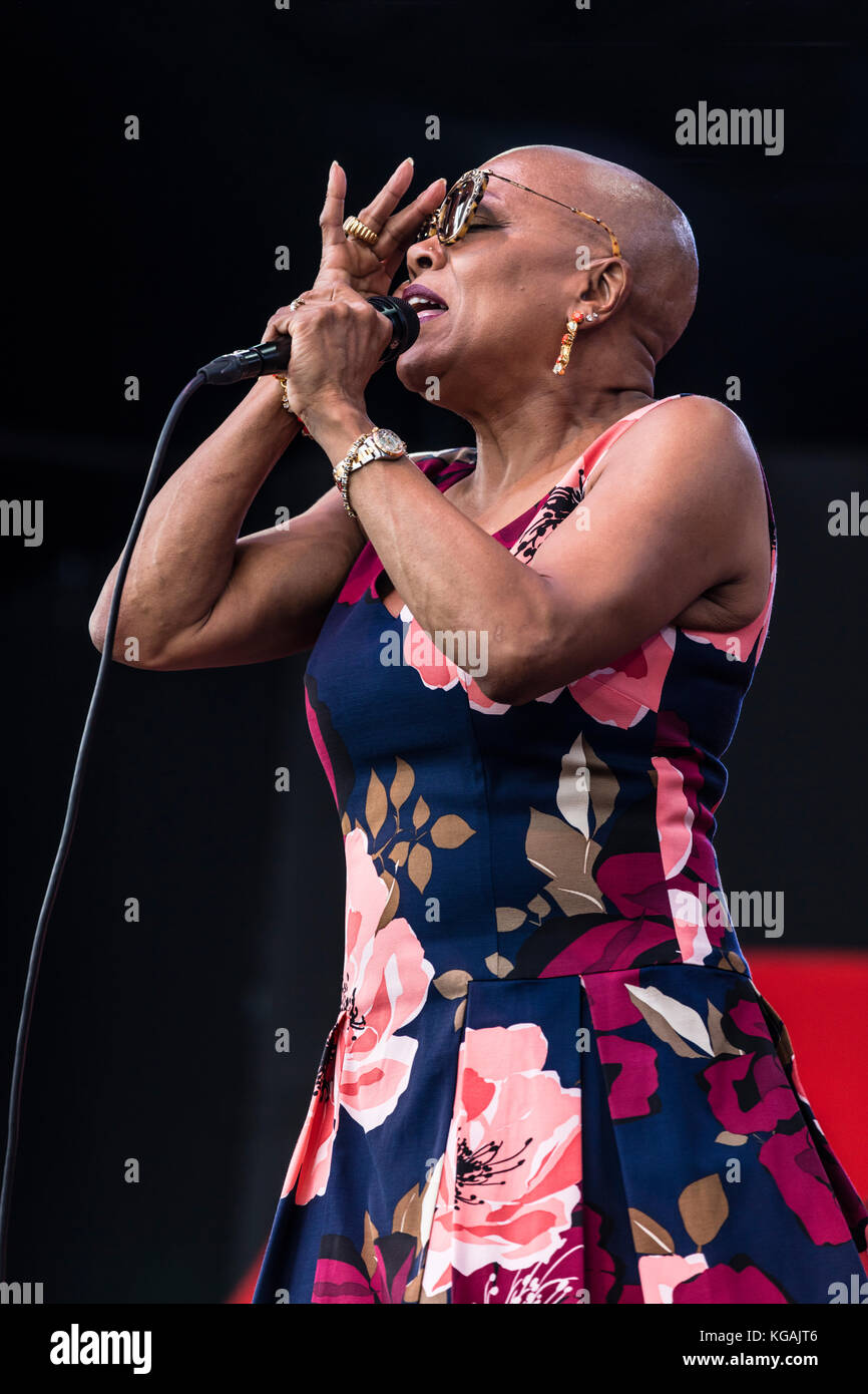 DEE DEE BRIDGEWATER sings with her new band MEMPHIS MONTEREY JAZZ FESTIVAL, CALIFORNIA Stock