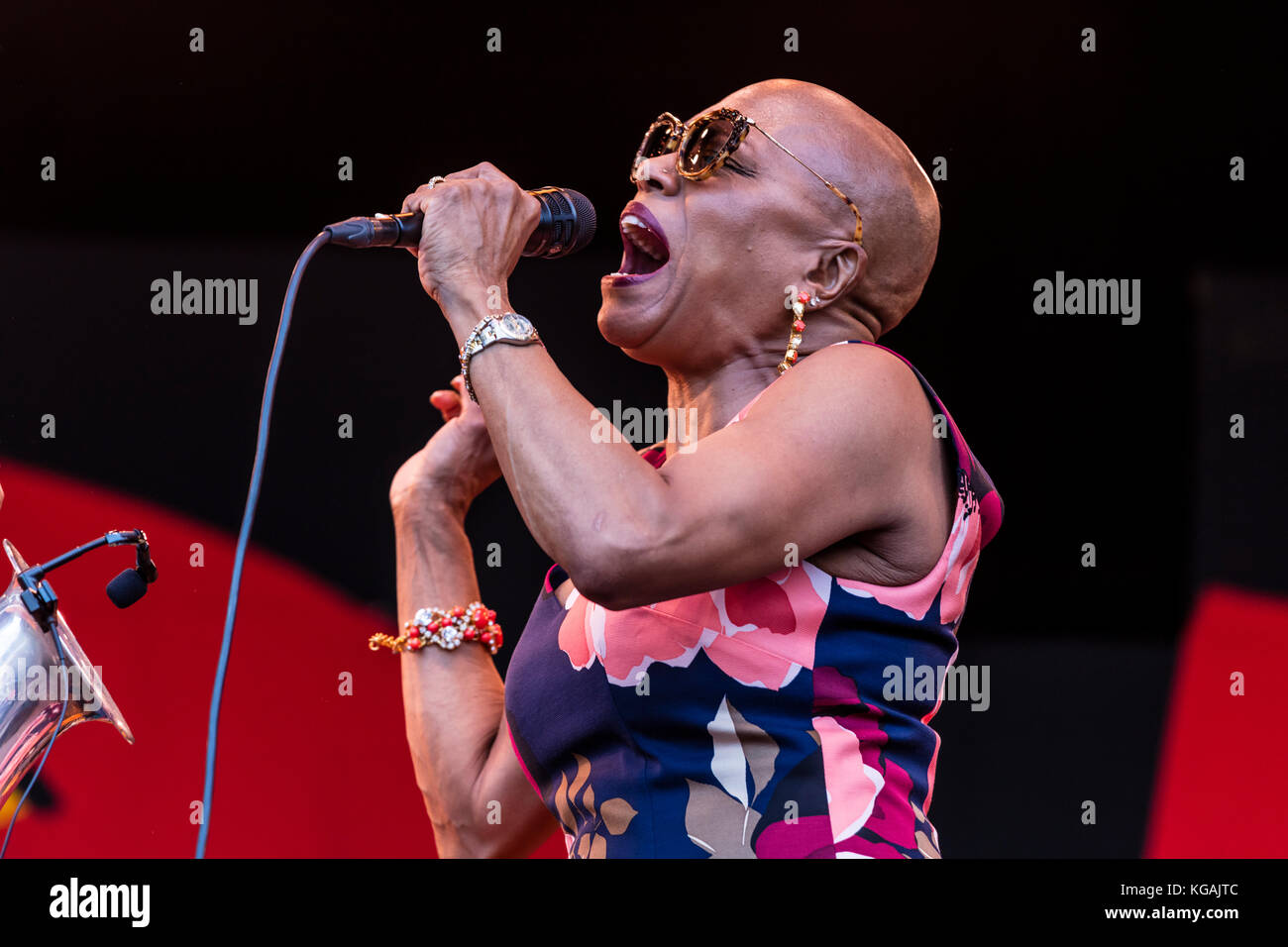 DEE DEE BRIDGEWATER sings with her new band MEMPHIS MONTEREY JAZZ FESTIVAL, CALIFORNIA Stock