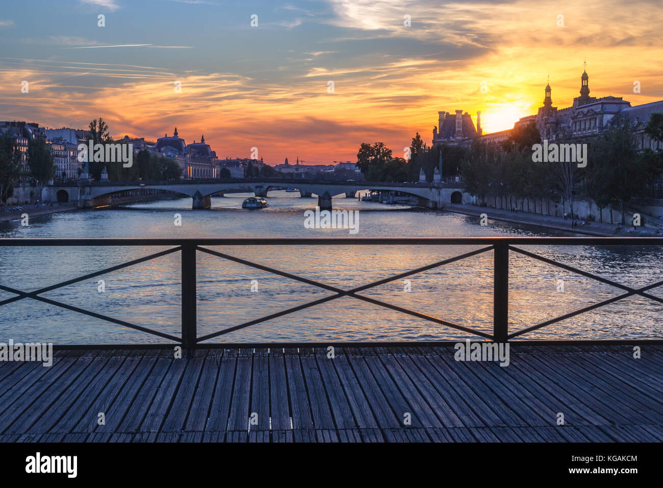 File:Paris-Louvre-112-Pont des Arts-Palais du Louvre-2017-gje.jpg