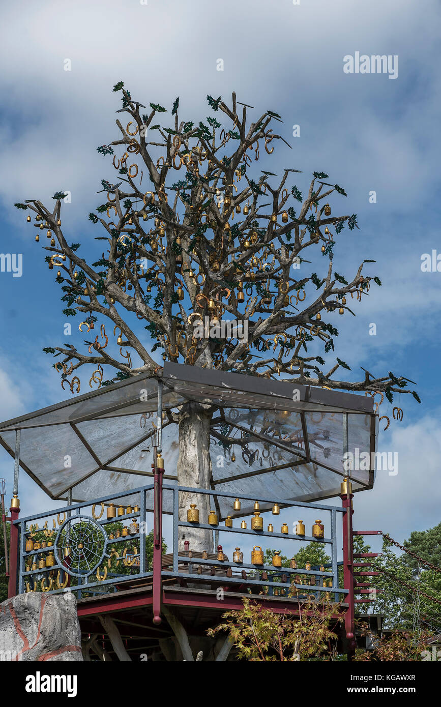 Glücksbaum mit vergoldeten Hufeisen und Glasblättern in der Iserhatsche in Bispingen Stock Photo