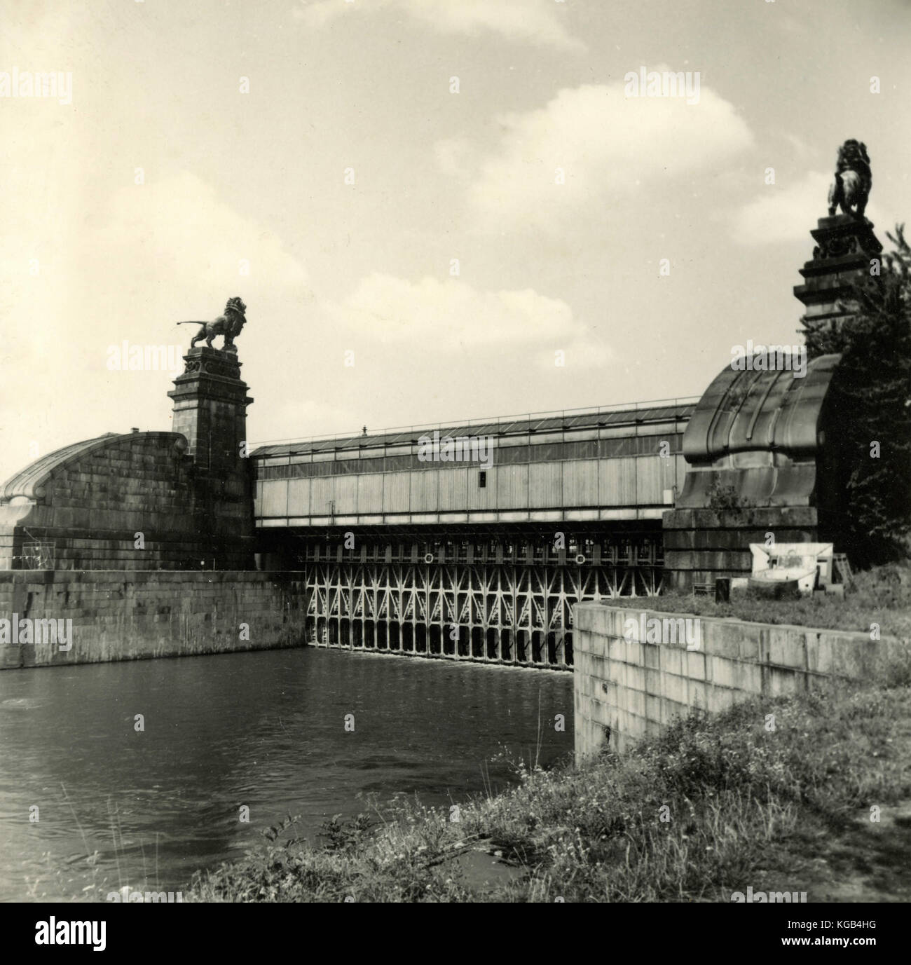 Lions Bridge, Schemerl, Nussdorf, Weir and Lock, Vienna, Austria Stock