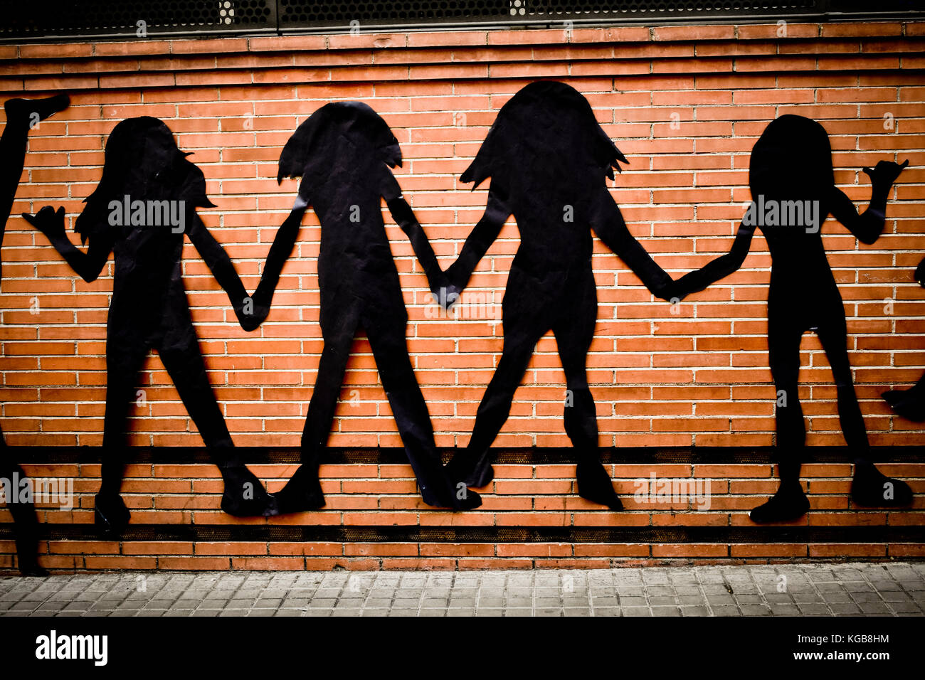 Children holding hands group line hi-res stock photography and images ...
