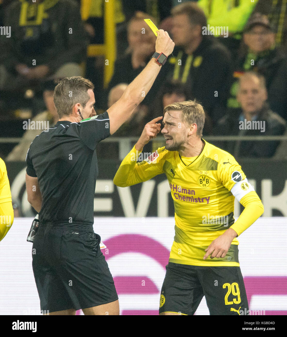 , Marcel SCHMELZER (DO) bekommt von referee Tobias Stieler l. die gelbe Karte, er zeigt im den ...