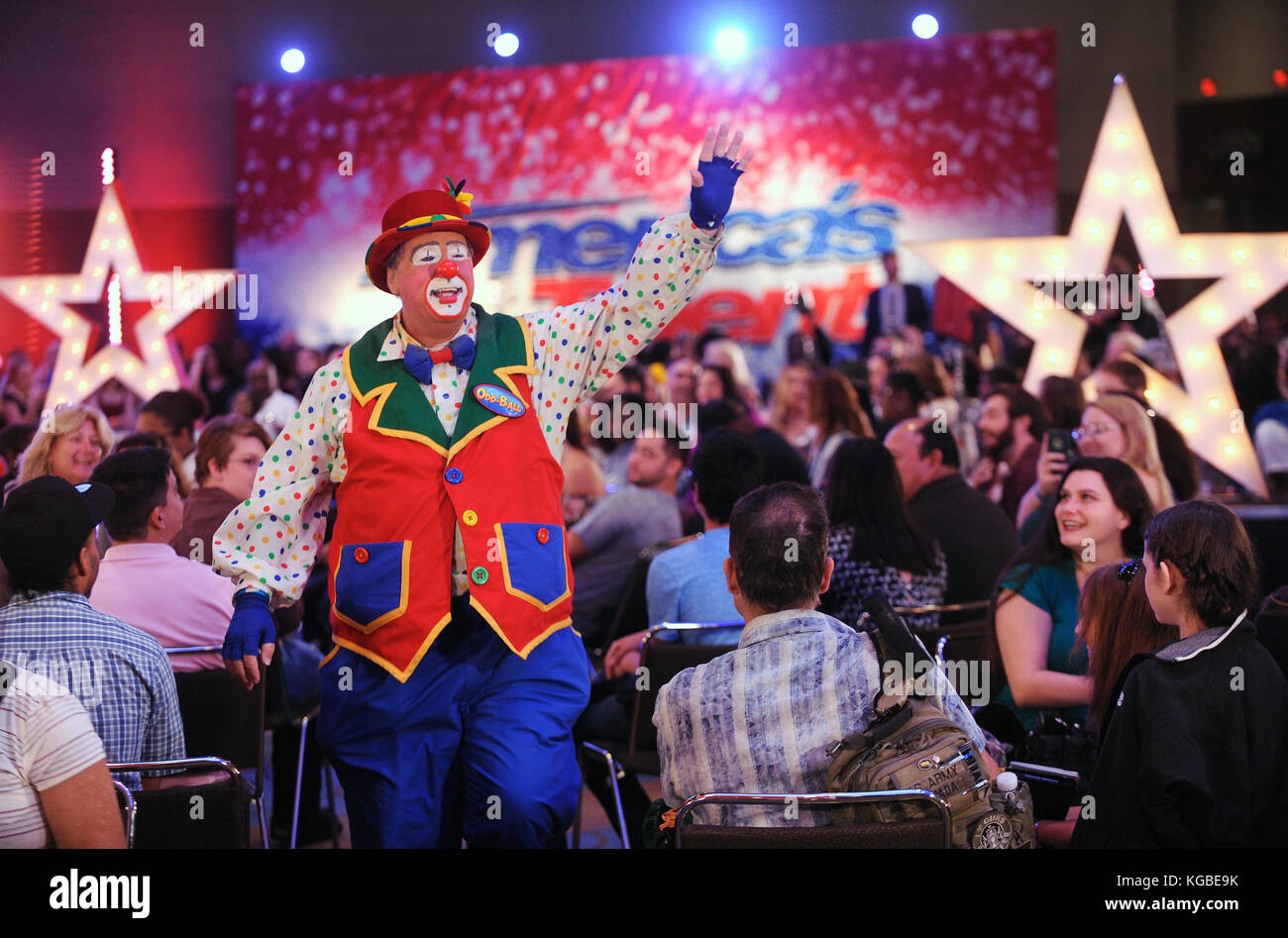 Orlando, United States. 05th Nov, 2017. November 5, 2017- Orlando, Florida, United States- Oddball the Magic Clown (Donald Carpenter) entertains the crowd at the season 12 open call auditions for NBC's 'America's Got Talent' television show on November 5, 2017 at the Orange County Convention Center in Orlando, Florida. Orlando is the first of 10 American cities where auditions are scheduled. Credit: Paul Hennessy/Alamy Live News Stock Photo
