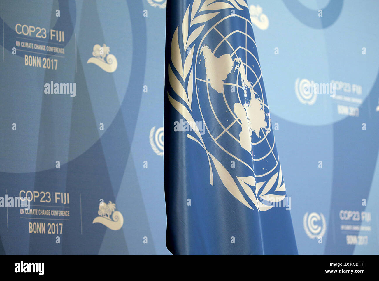 Bonn, Germany. 6th Nov, 2017. Die Fahne der Vereunten Nationen hängt am 06.11.2017 in Bonn (Nordrhein-Westfalen) zur Eröffnung der Weltklimakonferenz im Saal. Die Weltklimakonferenz COP23 findet 06. bis 17. November 2017 in Bonn statt# The flag of the United Nations is presented during the opening of the World Climate Conference in Bonn, Germany, 6 November 2017. The World Climate Conference is taking place from the 6 to the 17 of November in Bonn, Germany. Credit: Oliver Berg/dpa/Alamy Live News Stock Photo