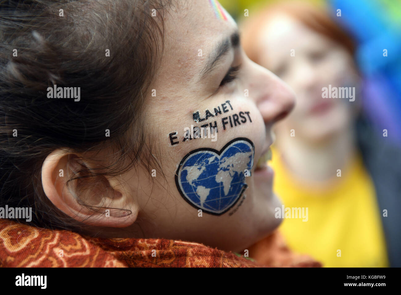 Bonn, Germany. 6th Nov, 2017. A participant of the Greenpeace protest with the slogan 'Kids for Earth' wears an adhesive picture with the text 'Planet Earth First' in Bonn, Germany, 6 November 2017. Credit: Henning Kaiser/dpa/Alamy Live News Stock Photo