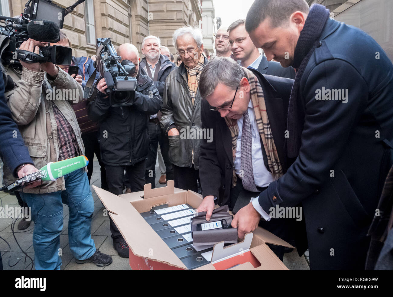 Braunschweig, Germany. 6th Nov, 2017. Some 70 joint plaintiffs, lawyer Christopher Rother (3-R) of the US law firm Hausfeld and the internet platform 'myright' collectively file legal action for more than 15000 affected persons in the VW emission scandal, at the district court in Braunschweig, Germany, 6 November 2017. Credit: Peter Steffen/dpa/Alamy Live News Stock Photo