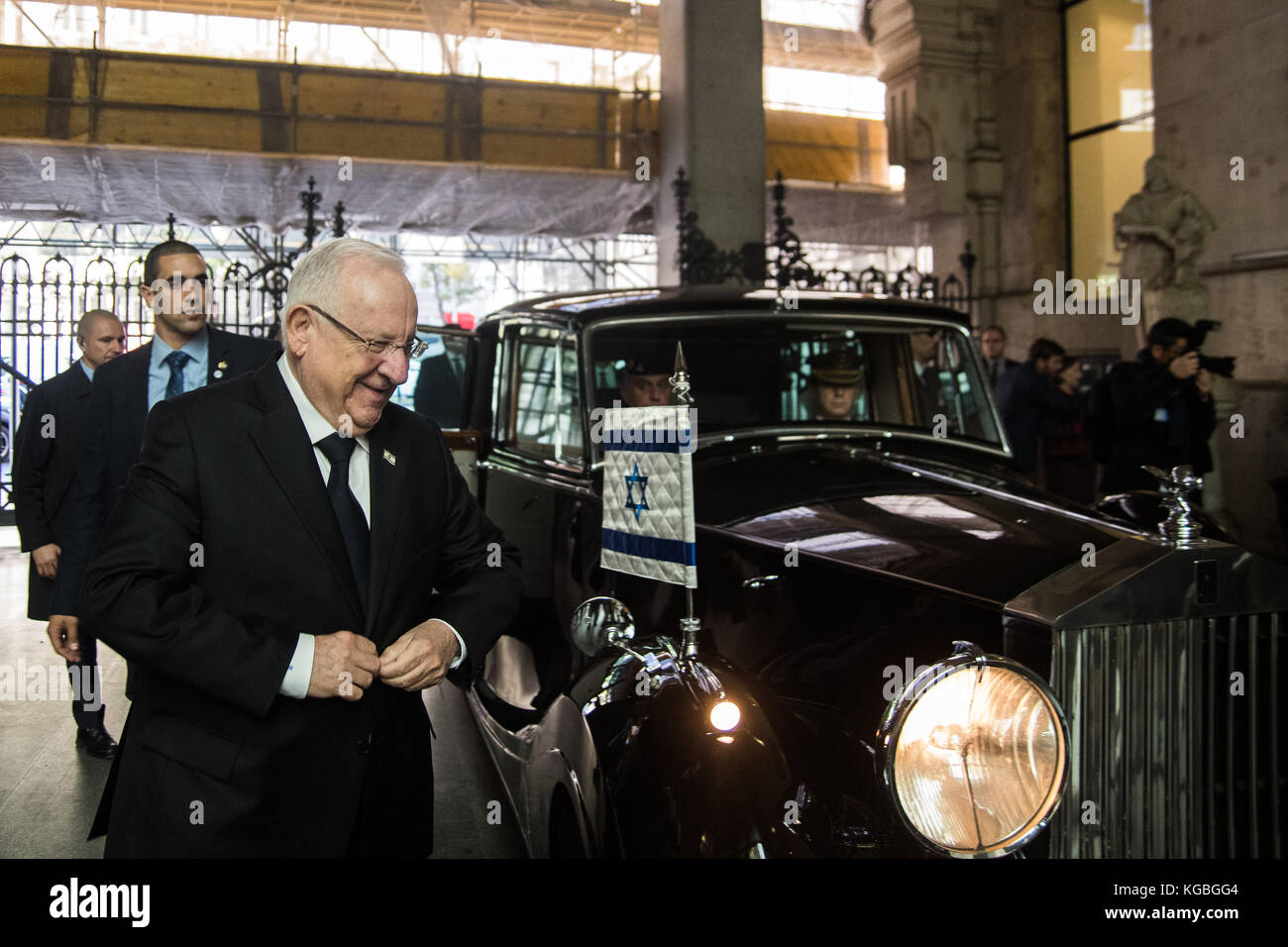 Madrid, Spain. 6 Nov, 2017. President of Israel Reuven Rivlin arrives to City Council in Madrid, Spain. Credit: Marcos del Mazo/Alamy Live News Stock Photo