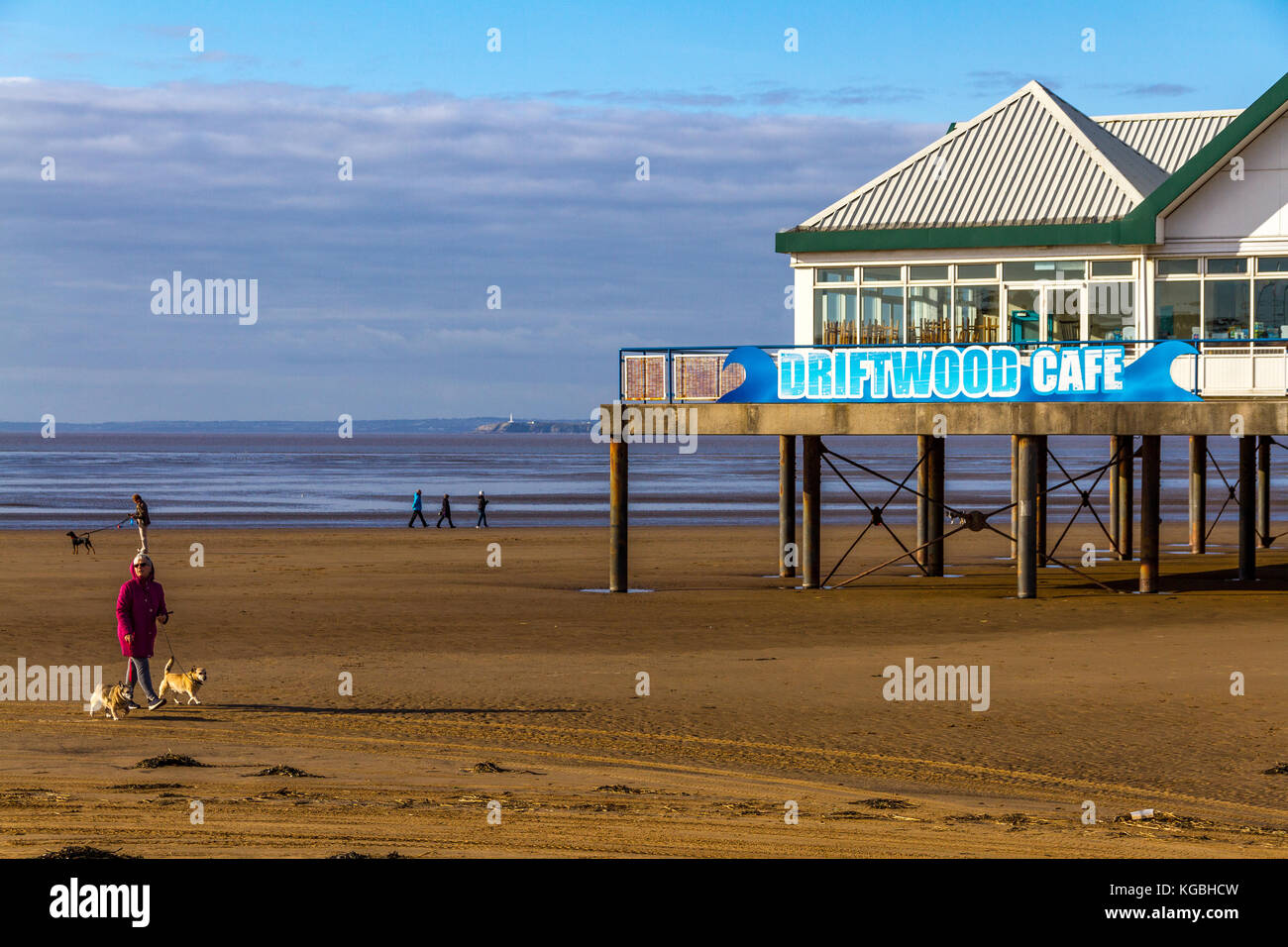 People walking on the beach on a sunny November afternoon beside the Driftwood Cafe and Sealife Centre builidng at Weston-Super-Mare, Somerset, Avon, England, UK. 06th Nov, 2017. Stock Photo