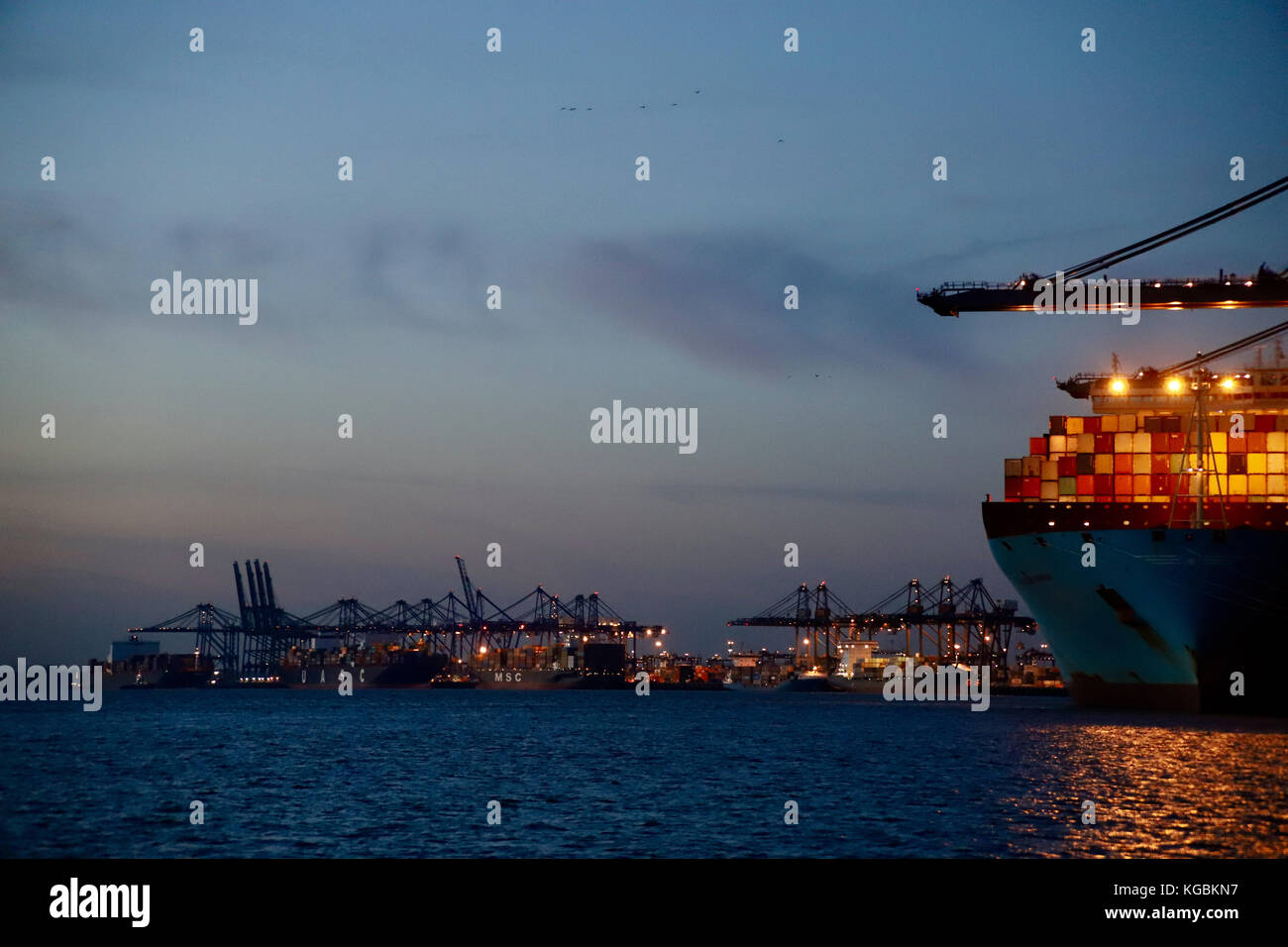 Port of Felixstowe, Suffolk, UK. 6th November, 2017. UK Weather: The Maersk Magleby is in dock as the sun goes down on a crisp November evening at the Port of Felixstowe, Suffolk. Credit: Angela Chalmers/Alamy Live News Stock Photo