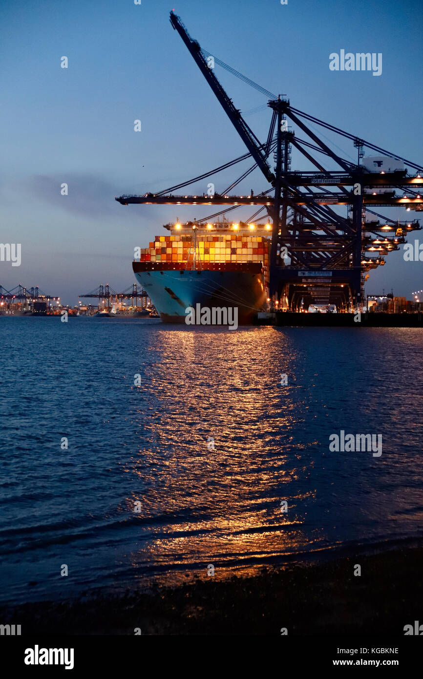 Port of Felixstowe, Suffolk, UK. 6th November, 2017. UK Weather: The Maersk Magleby is in dock as the sun goes down on a crisp November evening at the Port of Felixstowe, Suffolk. Credit: Angela Chalmers/Alamy Live News Stock Photo