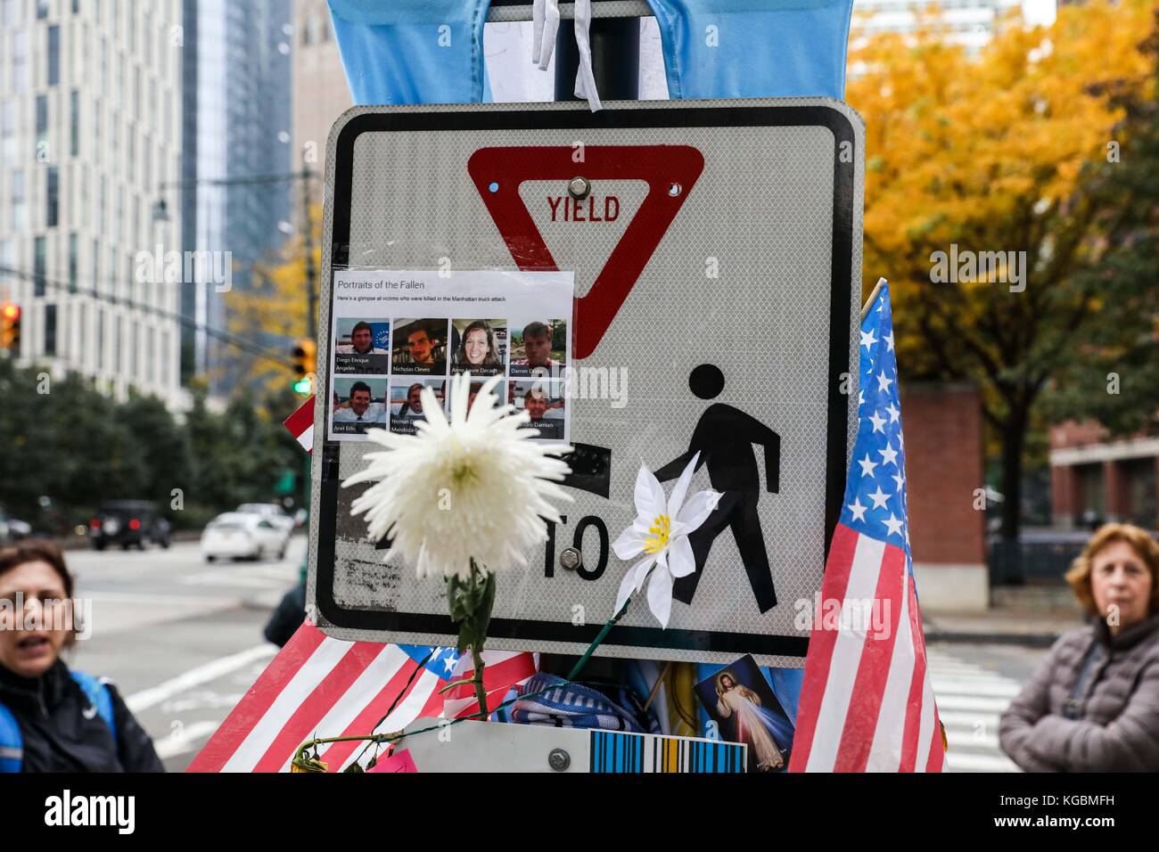 New York City, USA. 6th November, 2017. Memorial flowers are left for eight bicycle riders and pedestrians who were killed by a terrorist on November 6, 2017 on a bike path in Manhattan, New York City. Sayfullo Saipov, a 29 year old immigrant from Uzbekistan, intentionally drove a rented van onto the west side highway bike path on the afternoon of Halloween, October 31, 2017. Credit: Brazil Photo Press/Alamy Live News Stock Photo