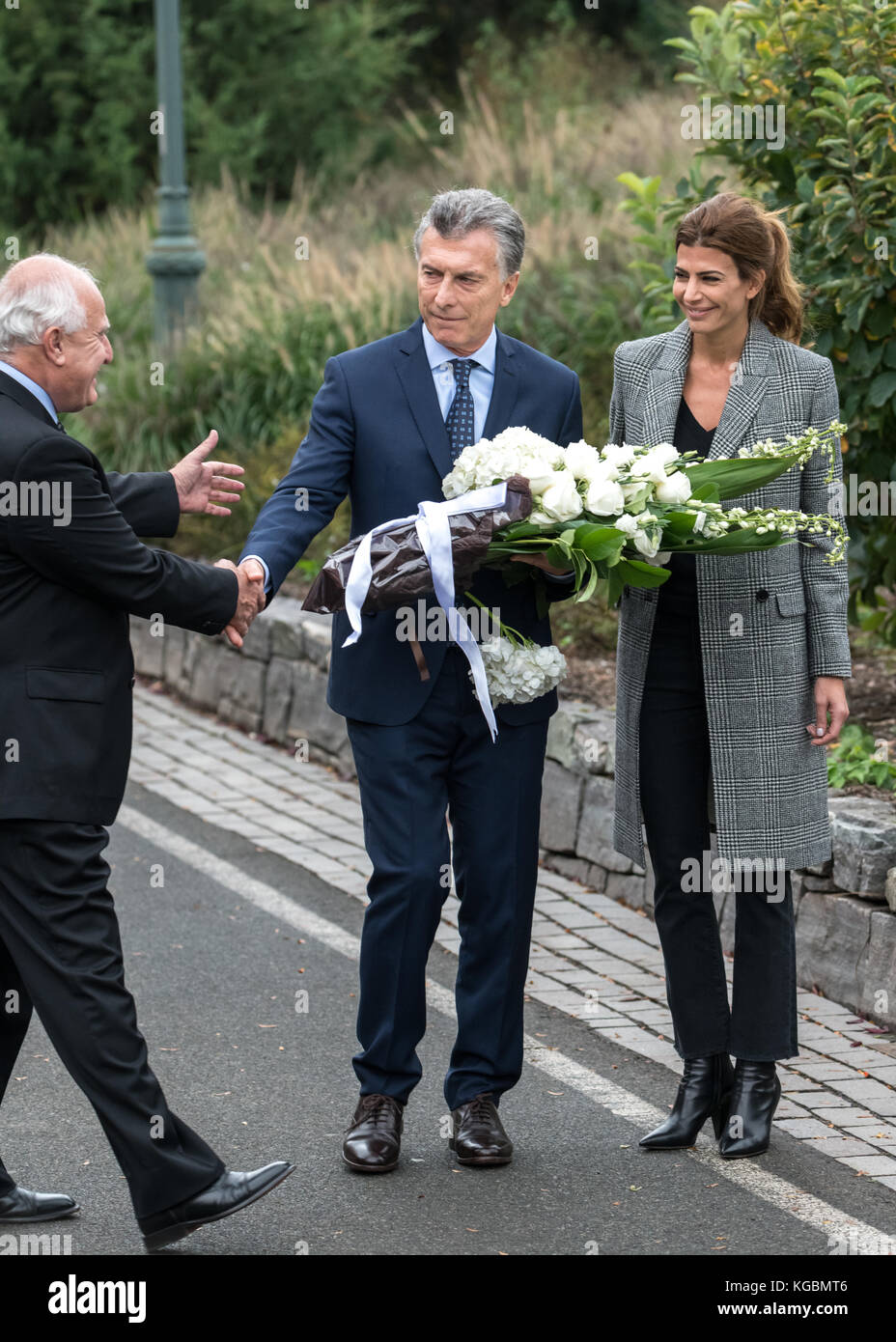 New York, USA, 6 Nov, 2017. Argentine President Mauricio Macri (C) and his wife Juliana Awada  greet Santa Fe governor Miguel Lifschitz after inviting him to join in for a flower wreath ceremony at the scene of the October 31 attack in New York where 5 Argentines from that province  were killed. Photo by Enrique Shore / Alamy Live News Credit: Enrique Shore/Alamy Live News Stock Photo