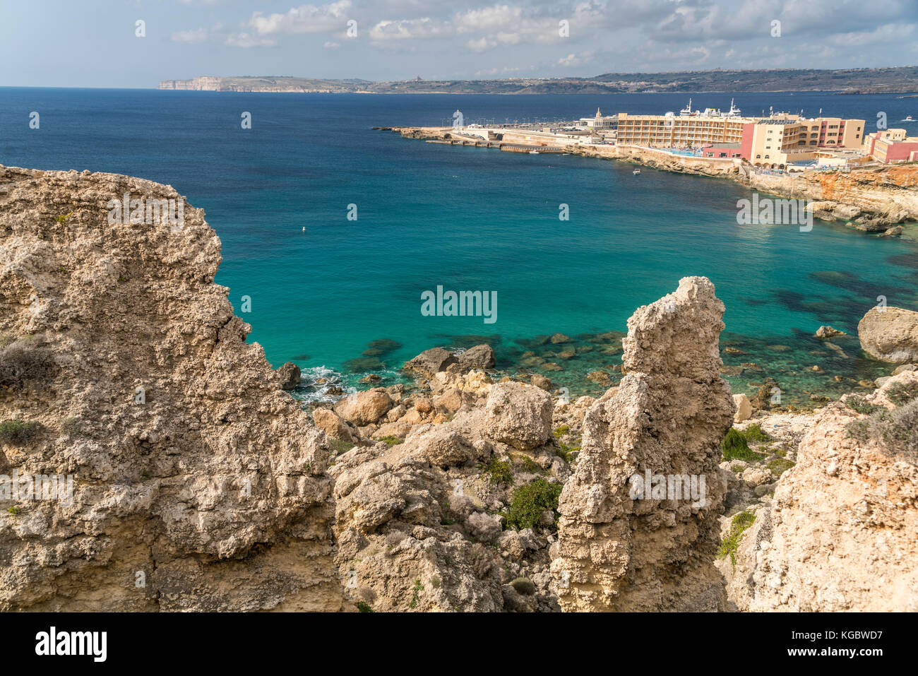 Paradise Bay und Paradise Bay Resort Hotel, Cirkewwa  Malta | Paradise Bay and  Paradise Bay Resort Hotel, Cirkewwa, Malta Stock Photo