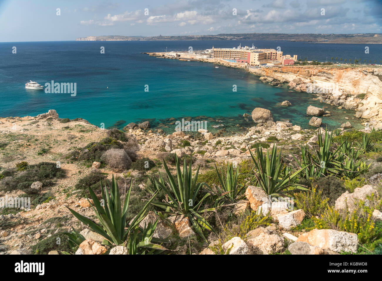 Paradise Bay und Paradise Bay Resort Hotel, Cirkewwa  Malta | Paradise Bay and  Paradise Bay Resort Hotel, Cirkewwa, Malta Stock Photo