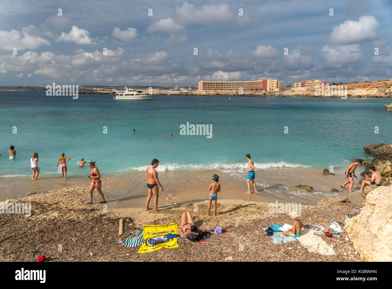 Strand der Paradise Bay, Cirkewwa  Malta | Paradise Bay beach,  Cirkewwa, Malta Stock Photo