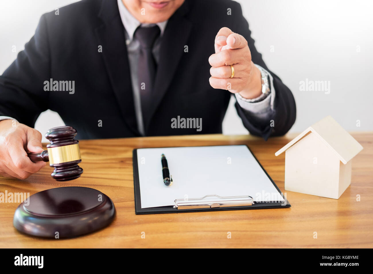 Judge Wags His Finger As He Lays Down The Law In Estate Lawsuit Stock Judge Wags His Finger As He Lays Down The Law In Estate Lawsuit Stock