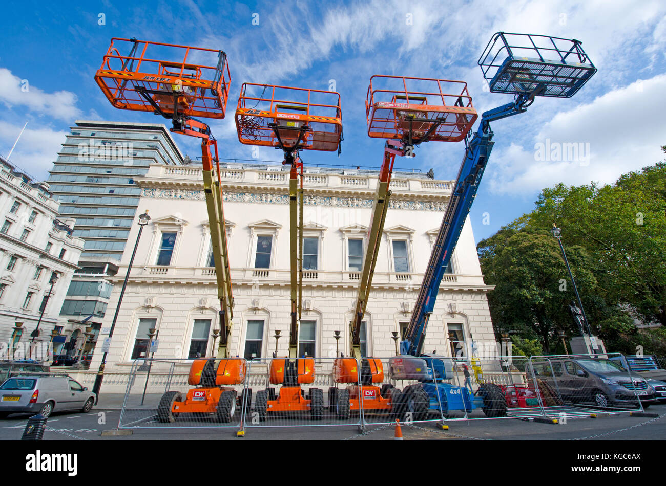 Boom lifts hi-res stock photography and images - Alamy