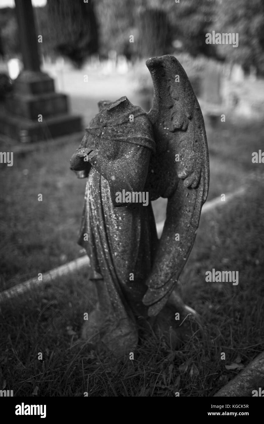 Angel with broken wing hires stock photography and images Alamy