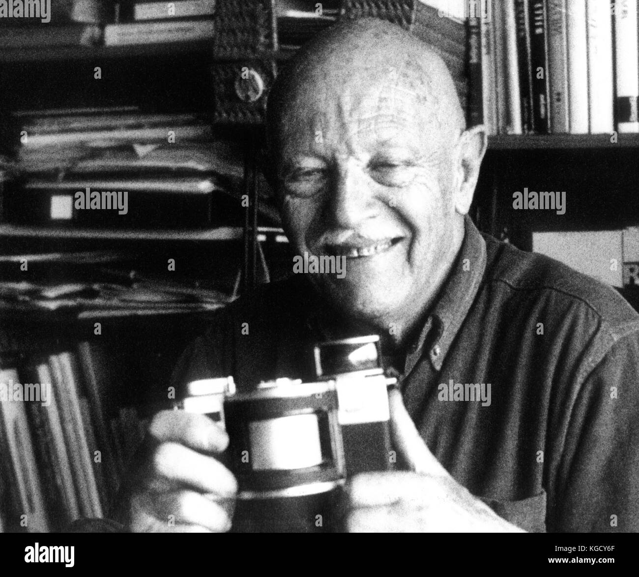 AJAXNETPHOTO. 1994. PARIS, FRANCE. - FRENCH PHOTOGRAPHER - WILLY RONIS (84) PICTURED IN HIS HOME WITH RUSSIAN HORIZONT PANORAMA CAMERA HE USED TO MAKE DYNAMIC PHOTOS. PHOTO: JONATHAN EASTLAND/AJAX REF: 1994 92210 1 Stock Photo