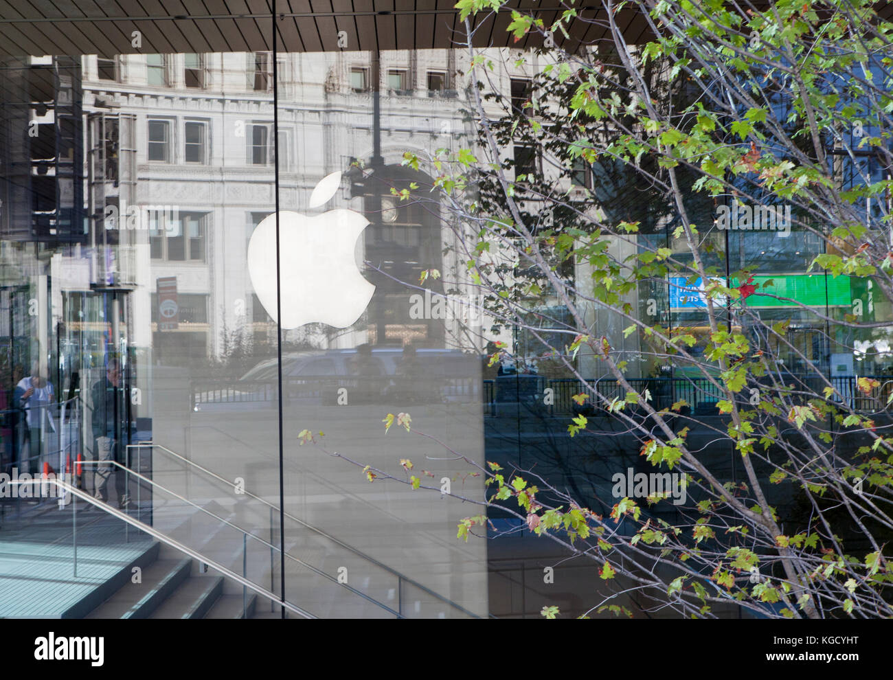 Apple Store Michigan Avenue, Chicago, IL, USA Stock Photo - Alamy