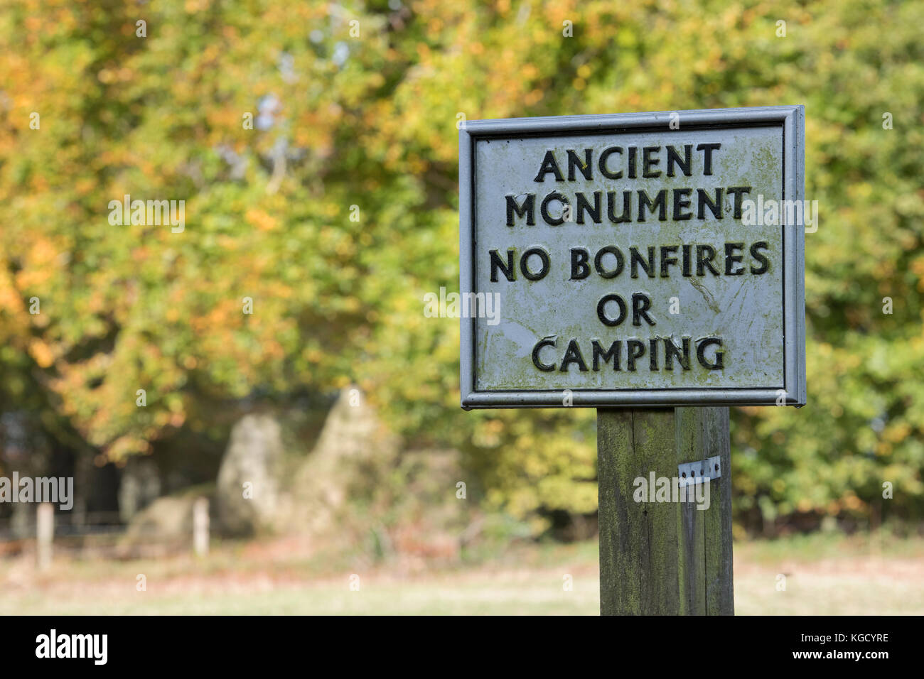 Ancient monument, no fires and camping sign at the entrance to Waylands Smithy, the Ridgeway, Ashbury, Oxfordshire, England. Stock Photo