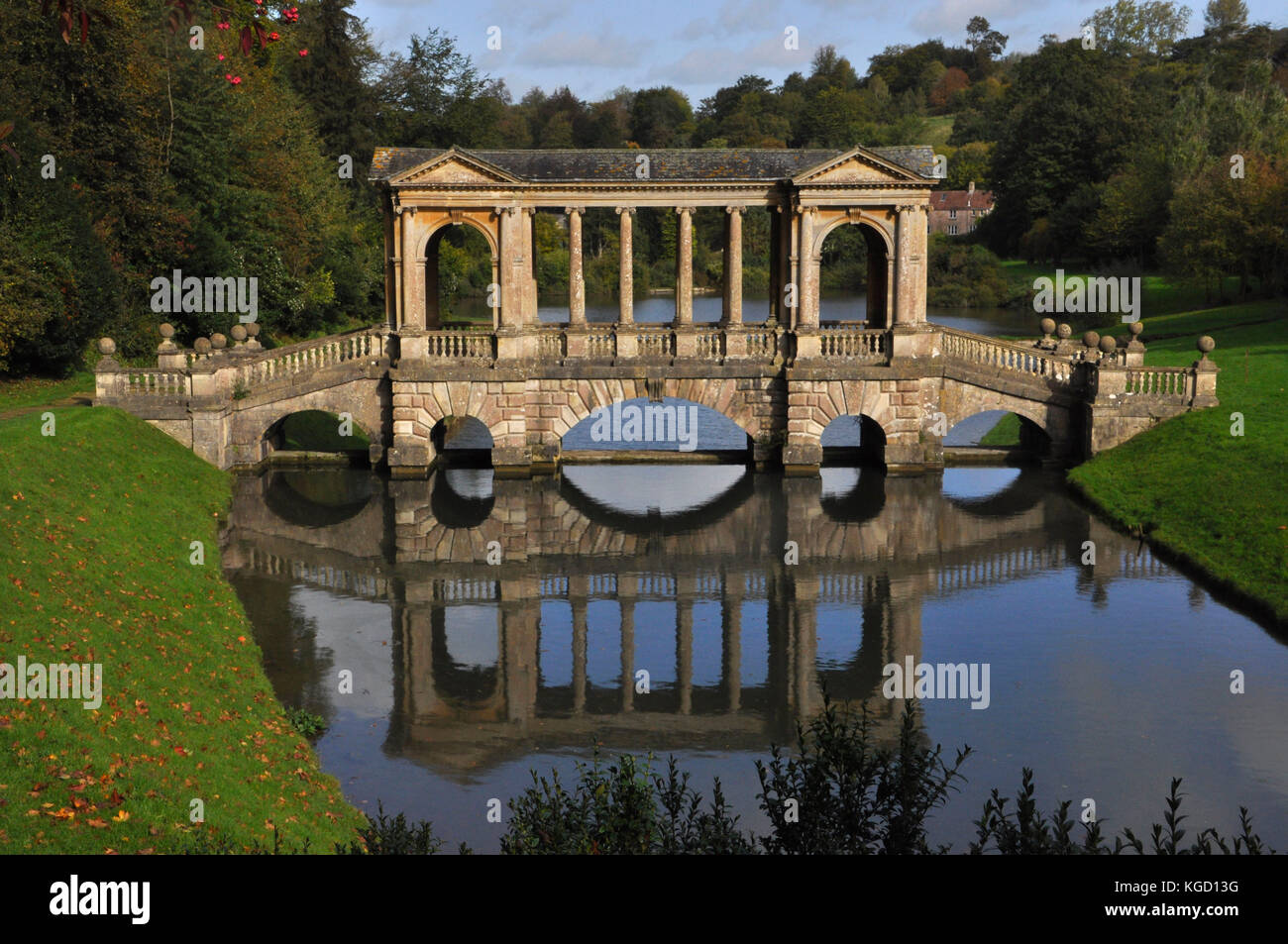 The Palladian bridge over the lake in  Priory Park gardens in Bath.Designed in the 18th century by Alexander Pope and landscape gardener Capability Br Stock Photo