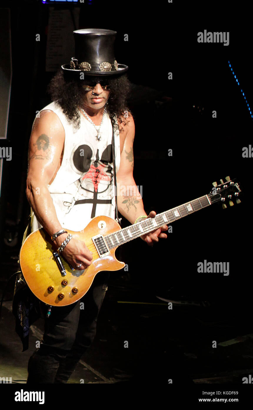 Slash guitarist hi-res stock photography and images - Alamy