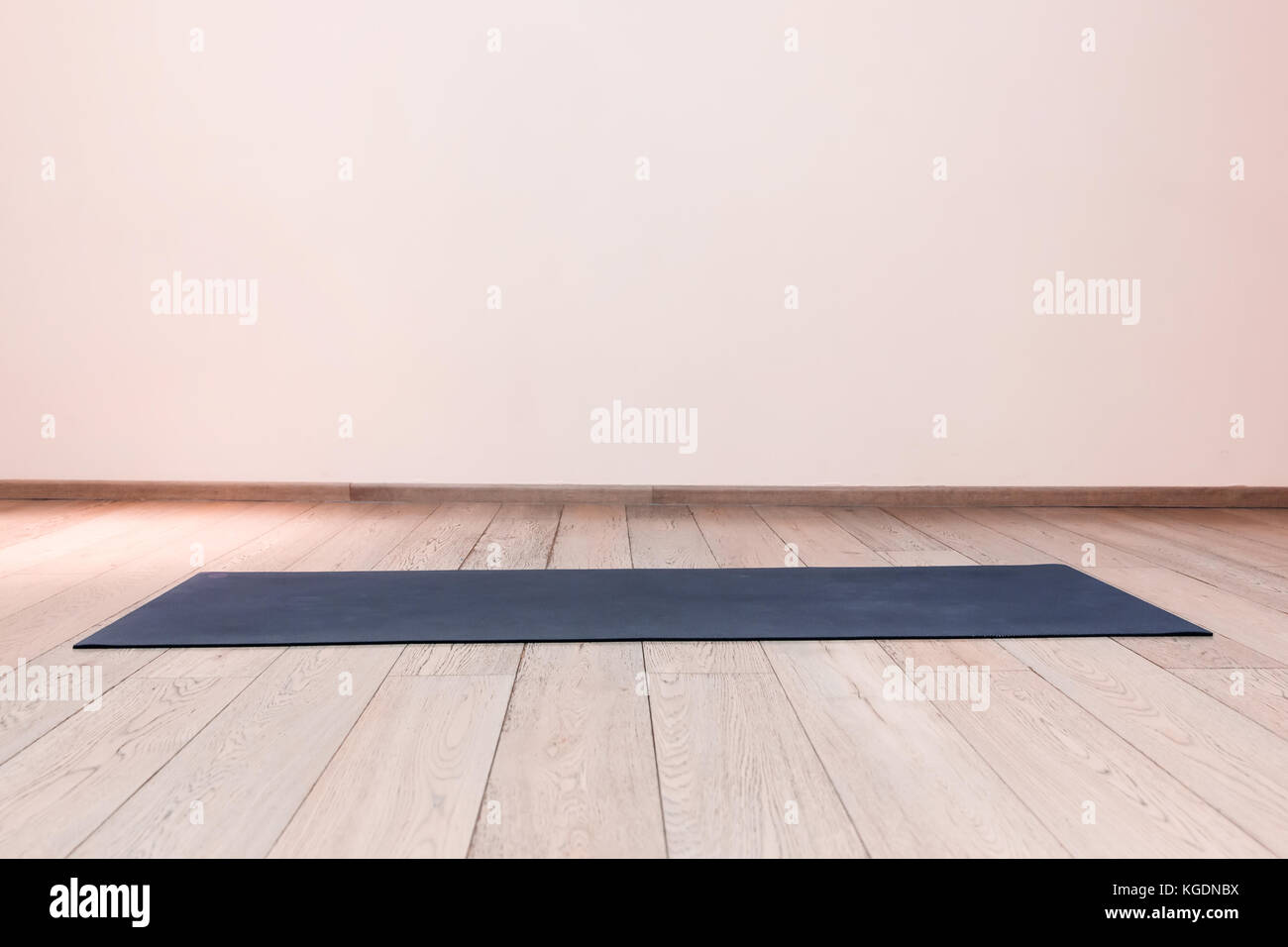 Yoga mat hi res stock photography and images Alamy