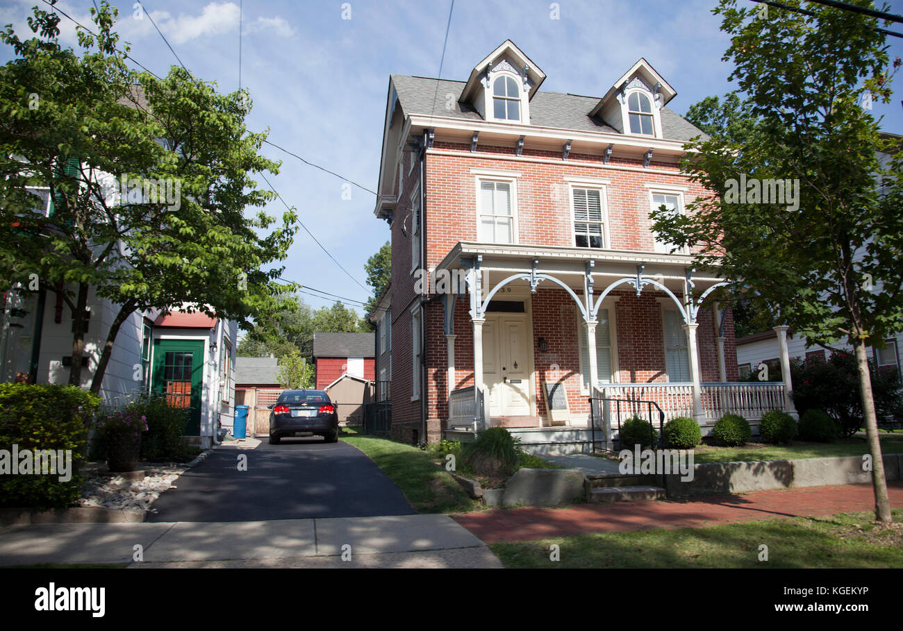 Small town street houses usa hires stock photography and images Alamy