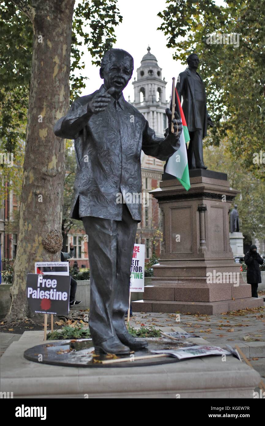 Nelson Mandela's statue holding Palestine flag, Pro-Palestine protest Parlament square, 04 Nov 2017 Stock Photo