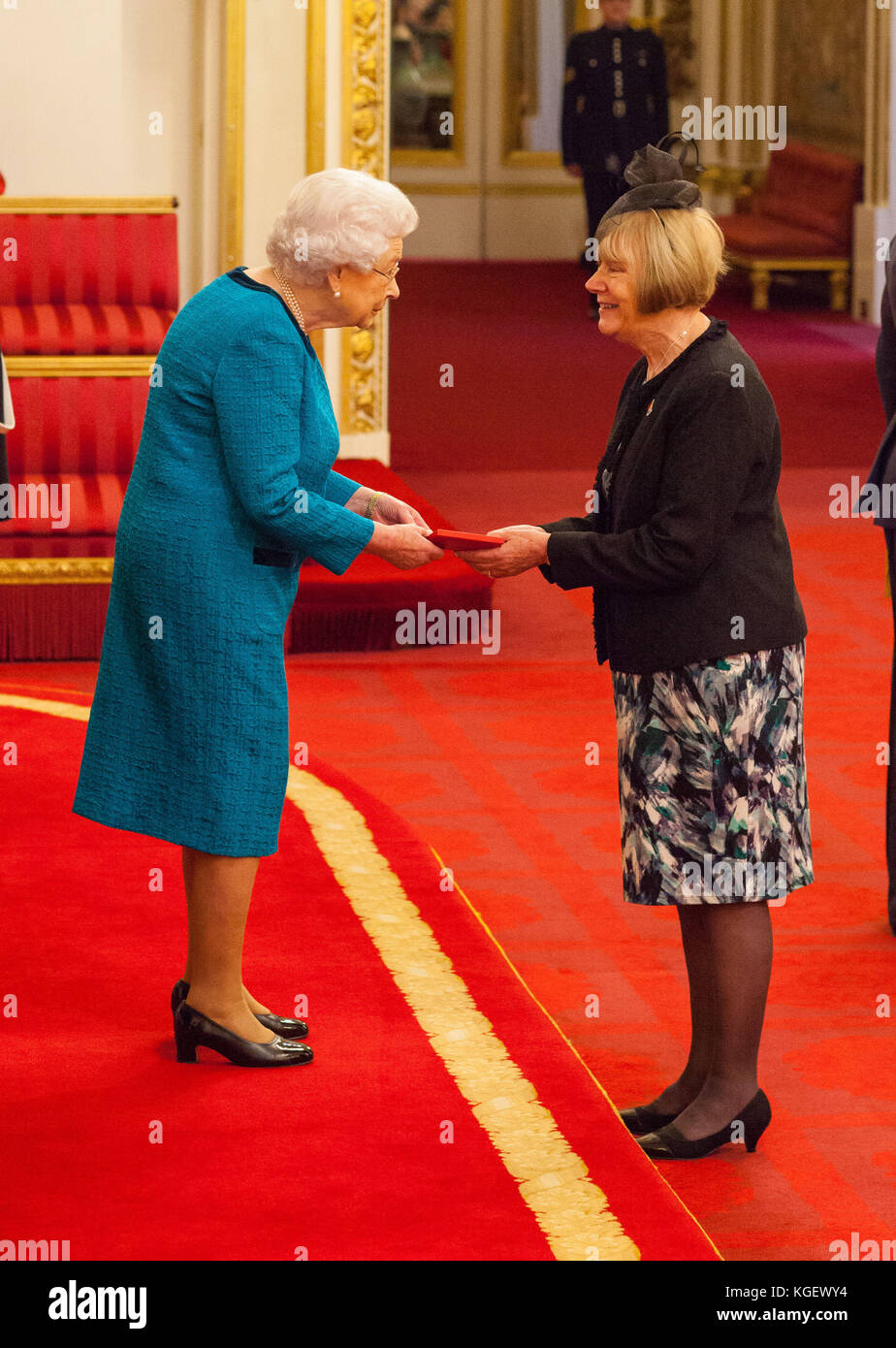 RETRANSMISSION, correcting literal in Bernard. Mrs Doreen Kenny from Batley receives the George Medal awarded to her late husband, Mr Bernard Kenny, for attempting to save the life of Mrs Jo Cox MP, from Queen Elizabeth II at Buckingham Palace. Stock Photo