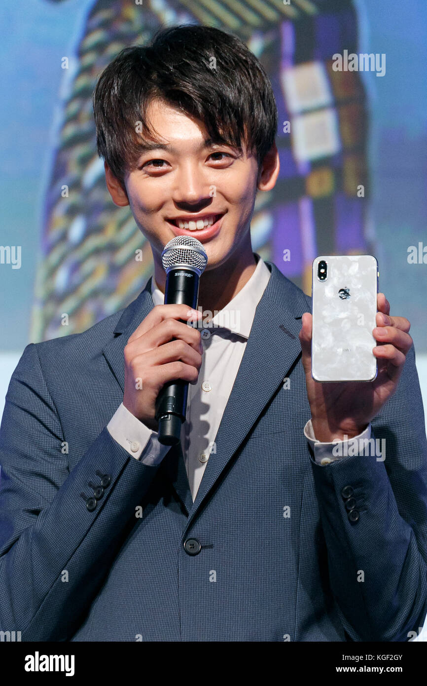 Japanese actor Ryoma Takeuchi receives an iPhone X as present during a press event for SoftBank's new TV commercial on November 7, 2017, Tokyo, Japan. Takeuchi, Kanako Higuchi and Hana Sugisaki are the new members of ''The White Family, '' a staple of SoftBank's marketing whose characters are among the most popular figures in Japanese TV commercial. Credit: Rodrigo Reyes Marin/AFLO/Alamy Live News Stock Photo