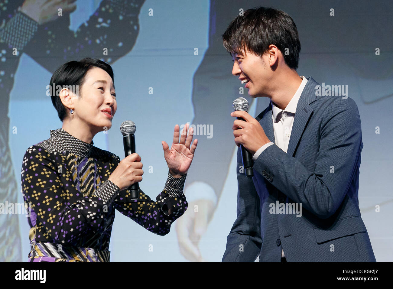 (L to R) Japanese actors Kanako Higuchi, and Ryoma Takeuchi speak during a press event for SoftBank's new TV commercial on November 7, 2017, Tokyo, Japan. Higuchi, Takeuchi and Hana Sugisaki are the new members of ''The White Family, '' a staple of SoftBank's marketing whose characters are among the most popular figures in Japanese TV commercial. Credit: Rodrigo Reyes Marin/AFLO/Alamy Live News Stock Photo
