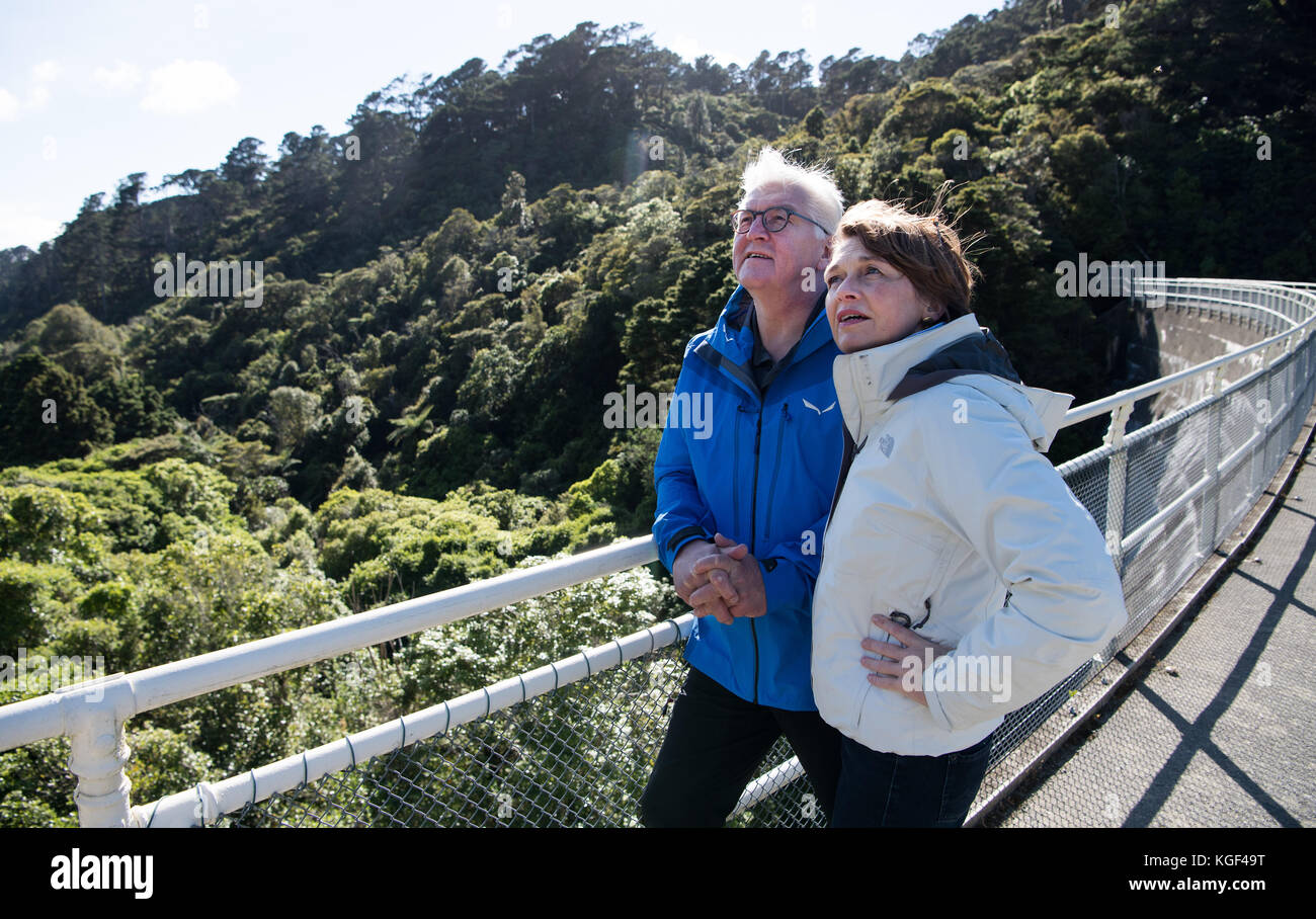 Wellington, New Zealand. 07th Nov, 2017. German President Frank-Walter Steinmeier and his wife Elke Budenbender hiking in the Zealandia wildlife sanctuary in Wellington, New Zealand, 07 November 2017. President Steinmeier and his wife are on a three-day visit to New Zealand after stops in Singapore and Australia. Credit: Bernd von Jutrczenka/dpa/Alamy Live News Stock Photo