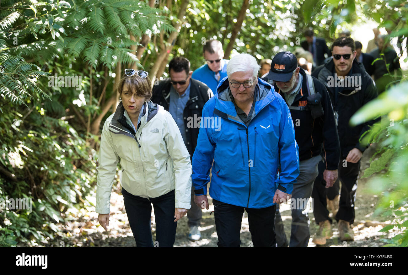 Wellington, New Zealand. 07th Nov, 2017. German President Frank-Walter Steinmeier and his wife Elke Budenbender hiking in the Zealandia wildlife sanctuary in Wellington, New Zealand, 07 November 2017. President Steinmeier and his wife are on a three-day visit to New Zealand after stops in Singapore and Australia. Credit: Bernd von Jutrczenka/dpa/Alamy Live News Stock Photo