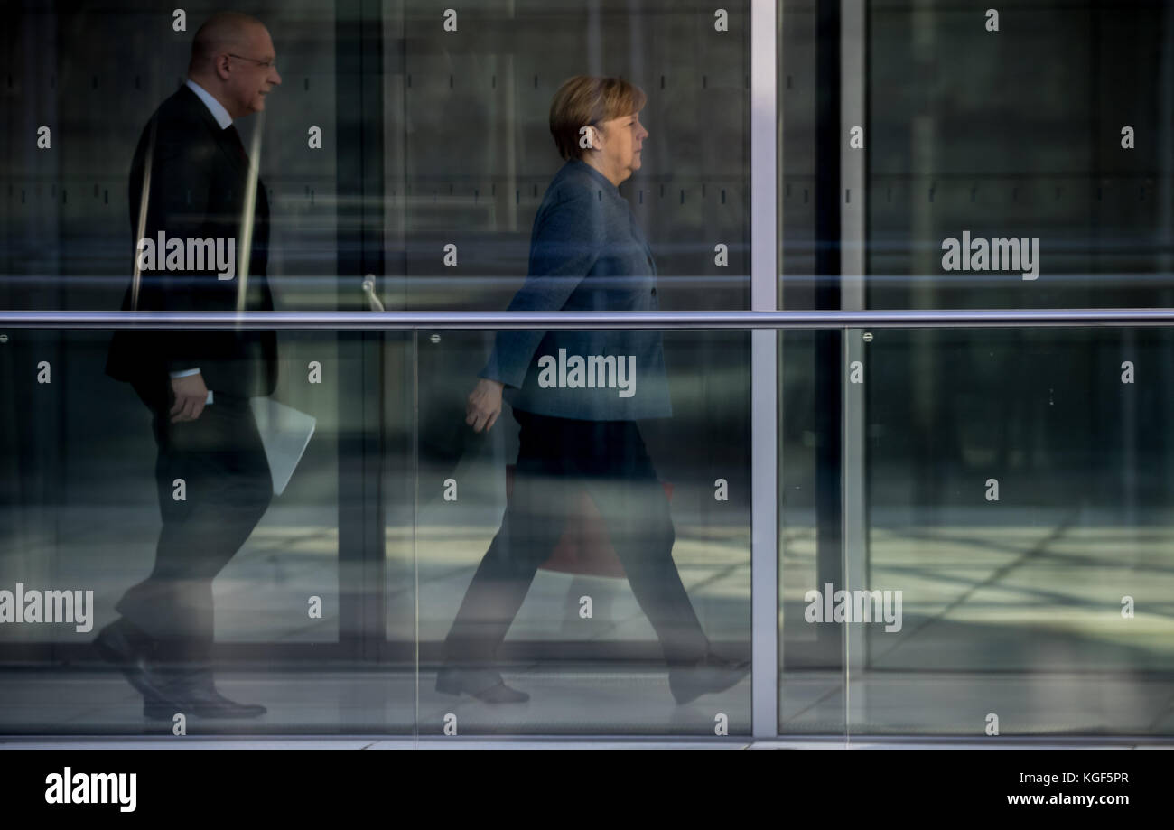 Berlin, Germany. 07th Nov, 2017. German Chancellor Angela Merkel, along with a party colleague (L) and a security officer (R), on her way to ongoing exploratory talks by the CDU, CSU, FDP and Alliance 90/The Greens at the Bundestag (Federal Legislature) in Berlin, Germany, 07 November 2017. Credit: Michael Kappeler/dpa/Alamy Live News Stock Photo