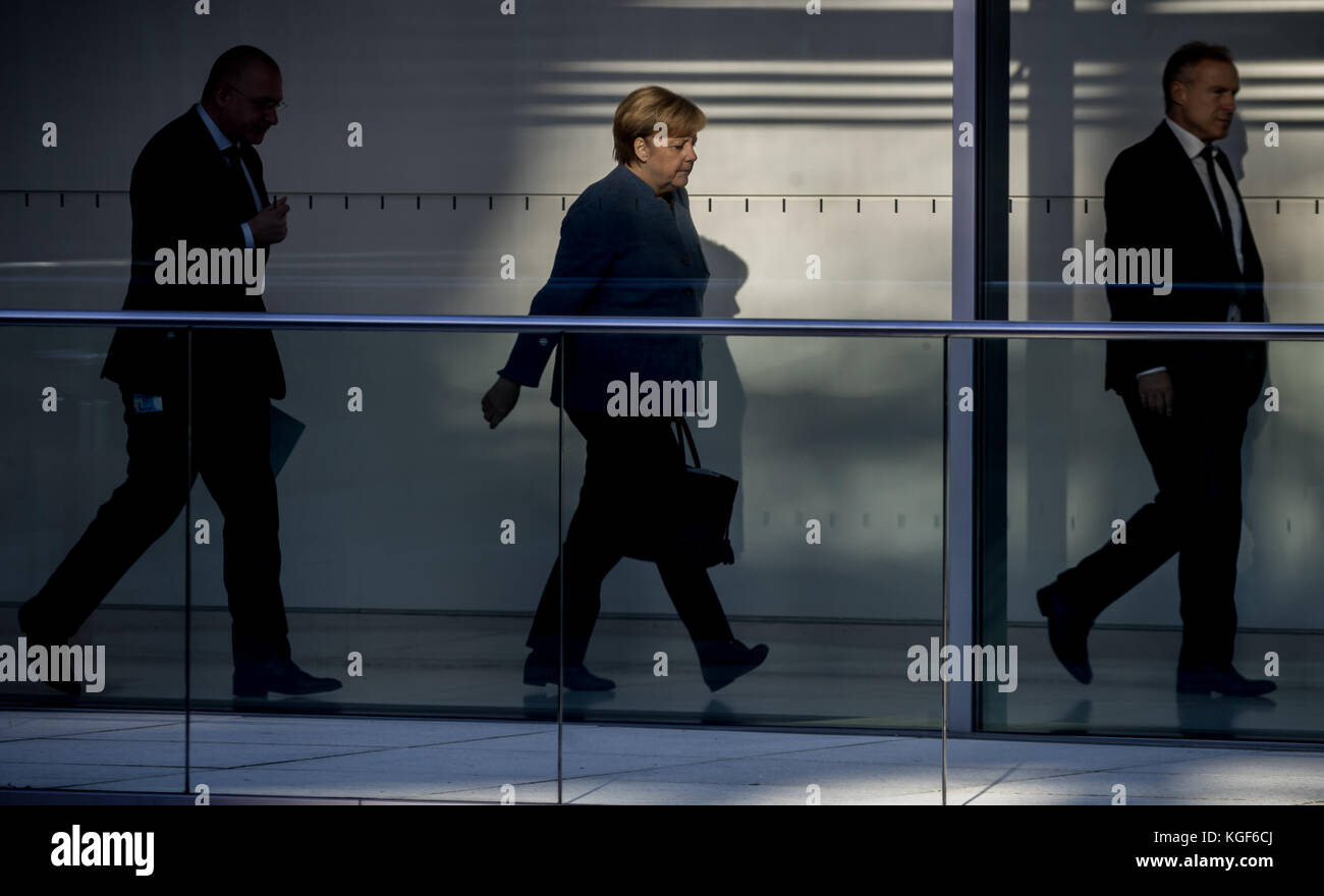 Berlin, Germany. 07th Nov, 2017. German Chancellor Angela Merkel, along with a party colleague (L) and a security officer (R), on her way to ongoing exploratory talks by the CDU, CSU, FDP and Alliance 90/The Greens at the Bundestag (Federal Legislature) in Berlin, Germany, 07 November 2017. Credit: Michael Kappeler/dpa/Alamy Live News Stock Photo