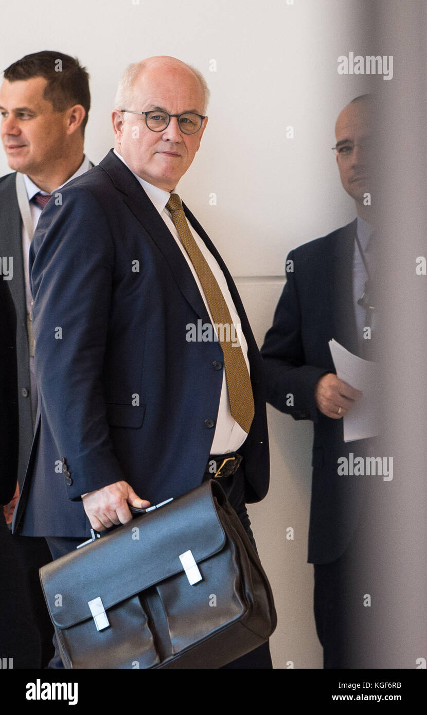 Berlin, Germany. 07th Nov, 2017. The head of the CDU's Parliamentary fraction, Volker Kauder (C) walking in the Bundestag (Federal Legislature) after a further round of the ongoing exploratory talks by the CDU, CSU, FDP and Alliance 90/The Greens in Berlin, Germany, 07 November 2017. Credit: Silas Stein/dpa/Alamy Live News Stock Photo