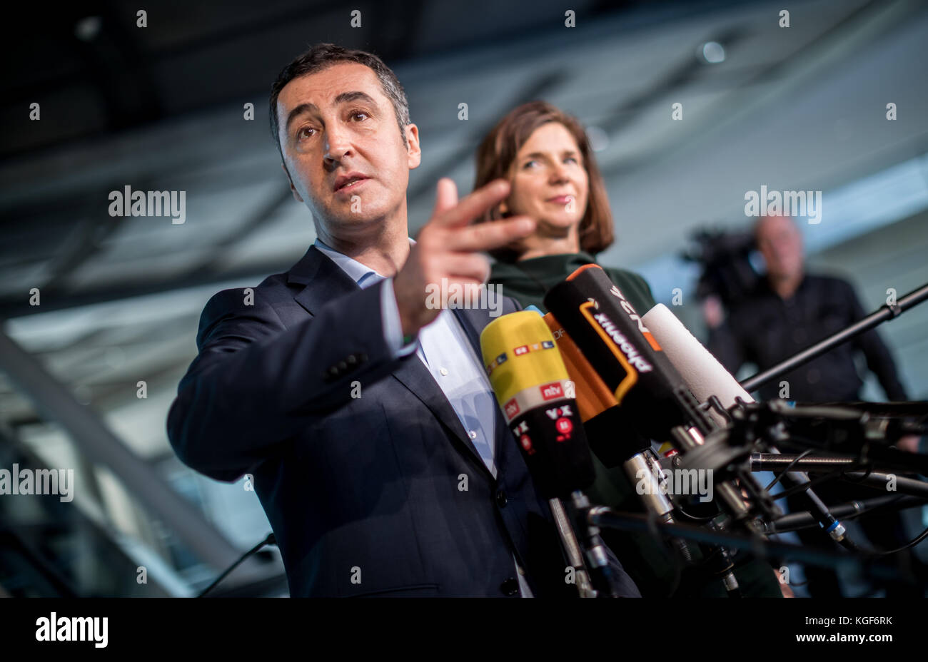Berlin, Germany. 07th Nov, 2017. Cem Ozdemir, federal chairman of Allinace 90/The Greens and Katrin Goring-Eckardt, head of the Greens's parliamentary fraction, speaking to the press ahead of a further round of the ongoing exploratory talks by the CDU, CSU, FDP and Alliance 90/The Greens in the Bundestag (Federal Parliament) in Berlin, Germany, 07 November 2017. Credit: Michael Kappeler/dpa/Alamy Live News Stock Photo