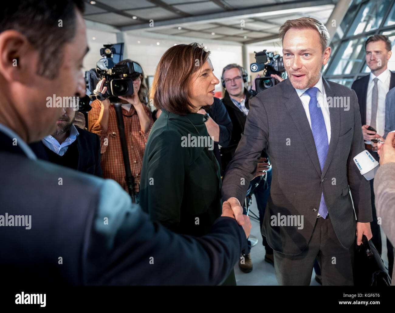 Berlin, Germany. 07th Nov, 2017. Christian Lindner, the FDP's federal chairman (R) greeting Cem Ozdemir, federal chairman of Alliance 90/The Greens (L), and Katrin Goring-Eckardt, chairwoman of the Greens' parliamentary fractiion, ahead of a further round of the ongoing exploratory talks by the CDU, CSU, FDP and Alliance 90/The Greens in the Bundestag (Federal Parliament) in Berlin, Germany, 07 November 2017. Credit: Michael Kappeler/dpa/Alamy Live News Stock Photo