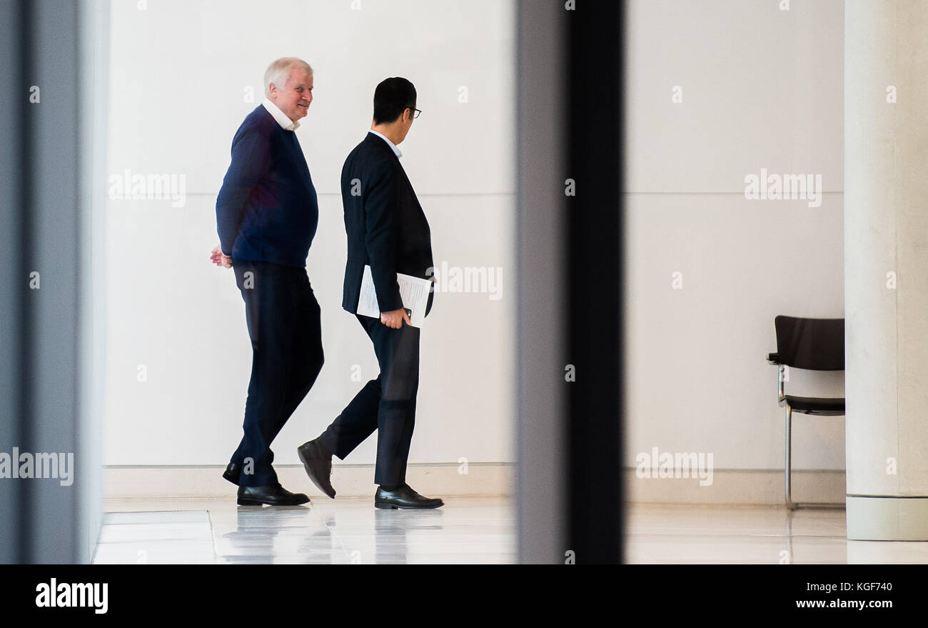 Berlin, Germany. 07th Nov, 2017. Bavarian Premier Horst Seehofer (L) and Cem Ozdemir, federal chairman of Alliance 90/The Greens, walking in the Bundestag (Federal Legislature) ahead of a further round of the ongoing exploratory talks by the CDU, CSU, FDP and Alliance 90/The Greens in Berlin, Germany, 07 November 2017. Credit: Silas Stein/dpa/Alamy Live News Stock Photo