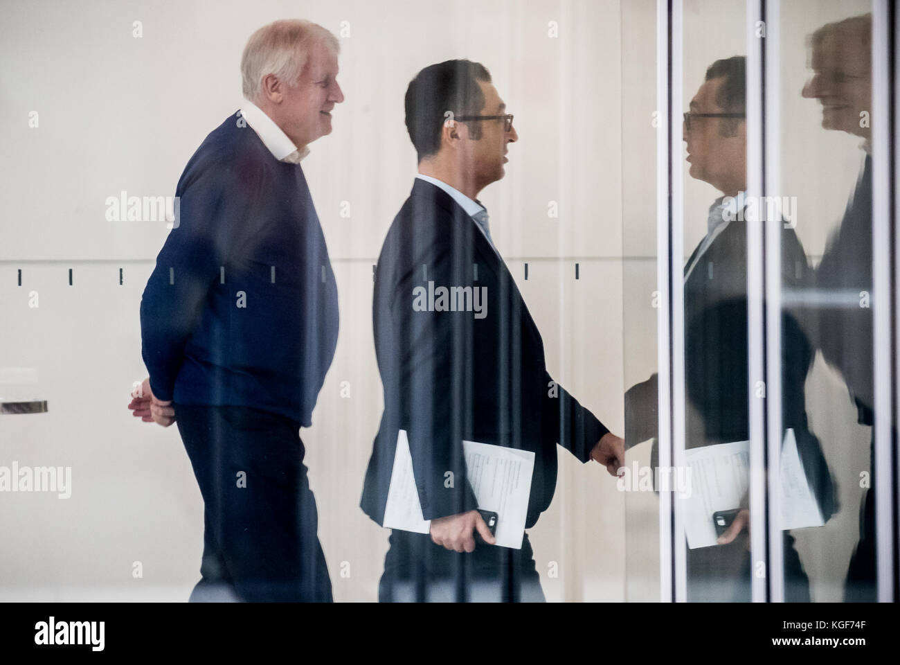Berlin, Germany. 07th Nov, 2017. Bavarian Premier Horst Seehofer (L) and Cem Ozdemir, federal chairman of Alliance 90/The Greens, walking in the Bundestag (Federal Legislature) ahead of a further round of the ongoing exploratory talks by the CDU, CSU, FDP and Alliance 90/The Greens in Berlin, Germany, 07 November 2017. Credit: Michael Kappeler/dpa/Alamy Live News Stock Photo