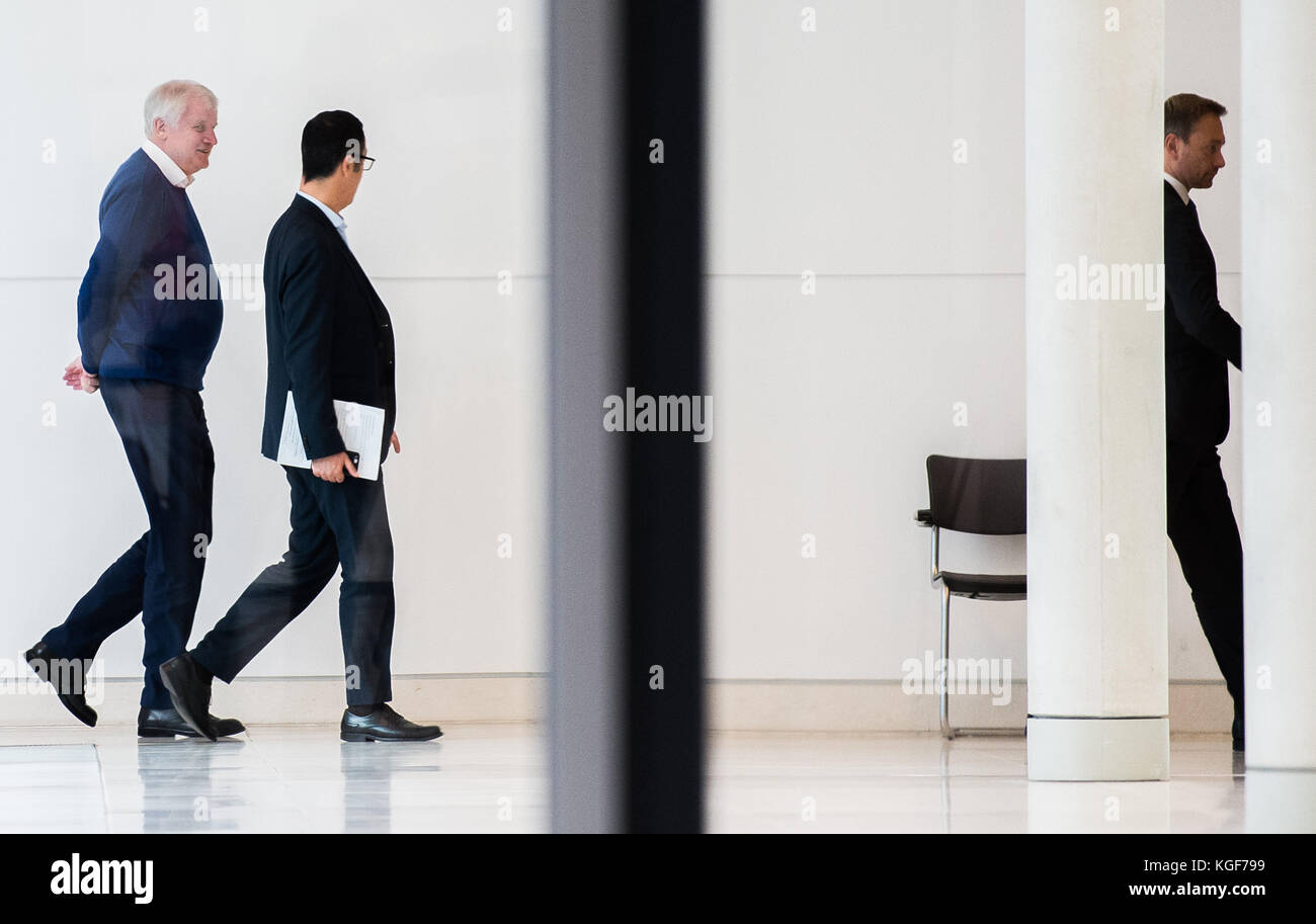 Berlin, Germany. 07th Nov, 2017. Bavarian Premier Horst Seehofer (left to right), Cem Ozdemir, federal chairman of Alliance 90/The Greens, and the FDP's head, Christian Lindner, walking in the Bundestag (Federal Legislature) ahead of a further round of the ongoing exploratory talks by the CDU, CSU, FDP and Alliance 90/The Greens in Berlin, Germany, 07 November 2017. Credit: Silas Stein/dpa/Alamy Live News Stock Photo