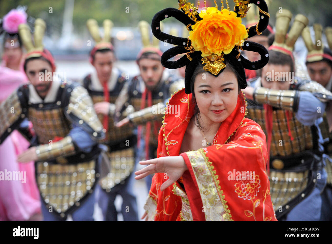London, UK. 7th Nov, 2017. Dancers wearing traditional Chinese Han ...