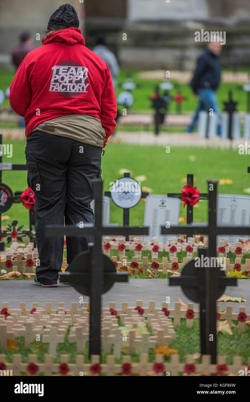 Poppy Unit Westminster Abbey, London, UK. 7th Nov, 2017. A team poppy factory ...