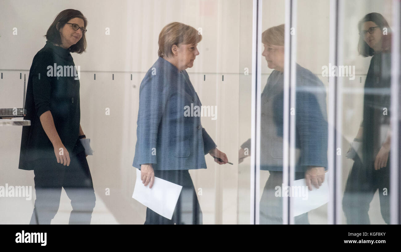 Berlin, Germany. 07th Nov, 2017. German Chancellor Angela Merkel (CDU) walks in front of Katrin Goering-Eckard, parliamentary group chairwoman of Buendnis 90/Die Gruenen, to a negotiation round of the exploratory talks on a possible government consisting of the parties CDU, CSU, FDP and Buendnis 90/Die Gruenen. Credit: Michael Kappeler/dpa/Alamy Live News Stock Photo