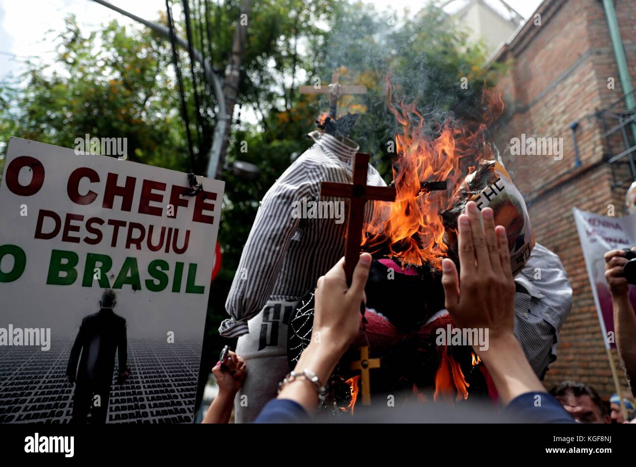 Sao Paulo, Brazil. 07th Nov, 2017. Protesters shout slogans against the US philosopher Judith Butler, one of the highest influential regarding the gender studies, during her participation in an international symposium in Sao Paulo, Brasil, 07 November 2017. Protesters were summoned by several ultra-conservative communities who asked to call off Judith Butler's participation. Credit: Fernando Bizerra Jr./EFE/Alamy Live News Stock Photo