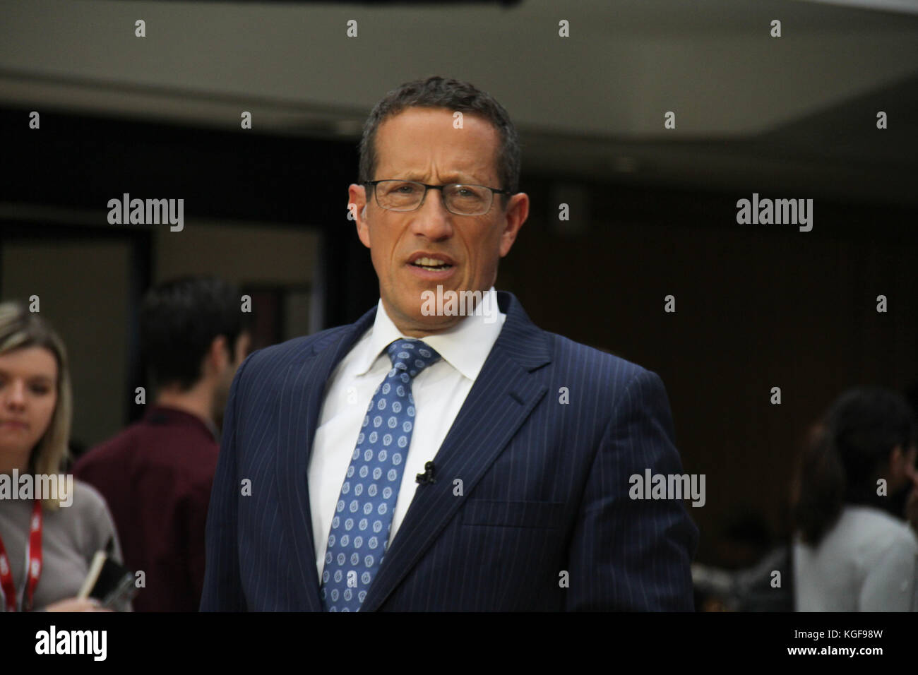 London, UK. 7th Nov, 2017. CNN's Bussines anchor Richard Quest seen on ...