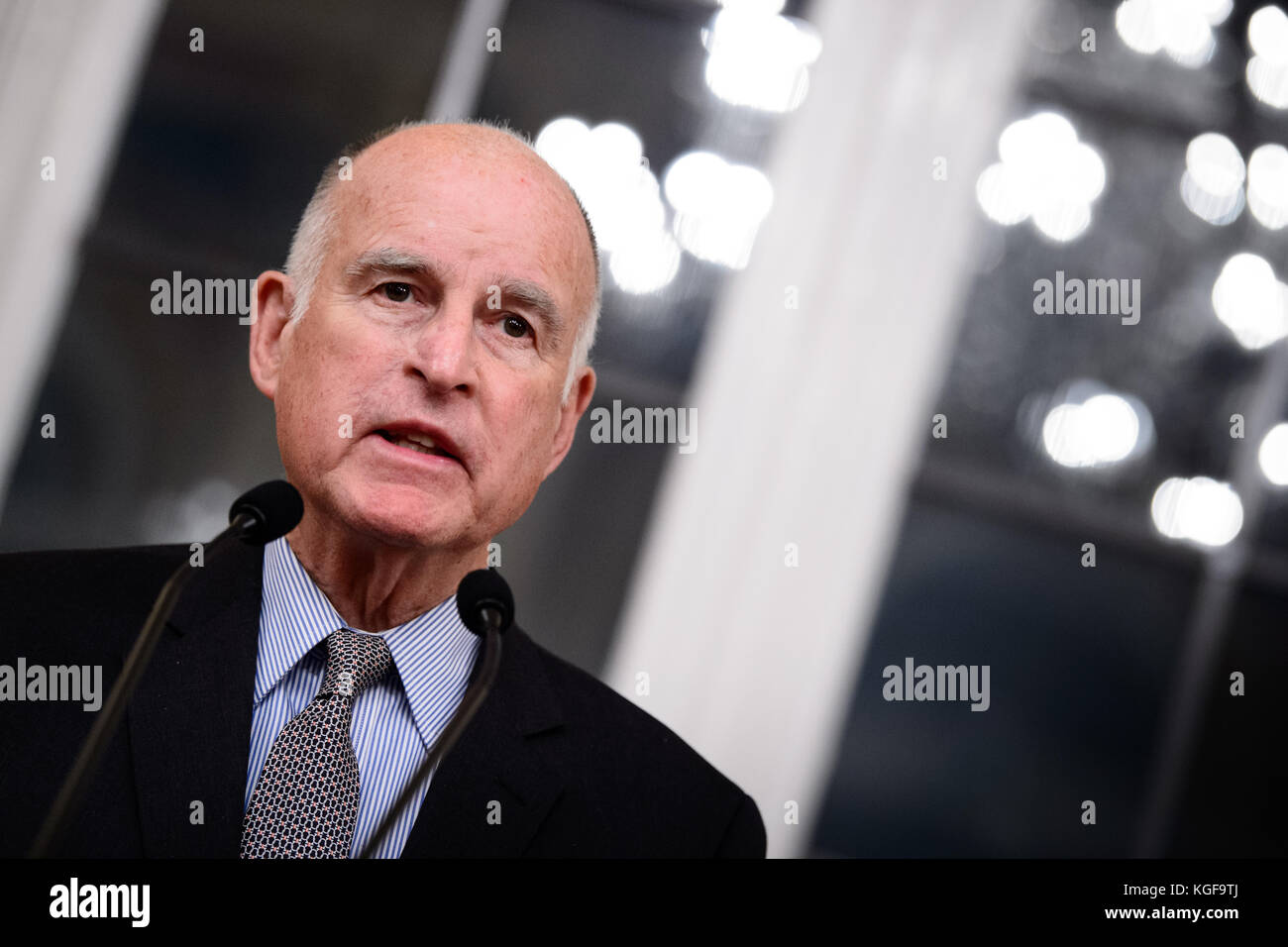 Stuttgart, Germany. 7th Nov, 2017. The Governor of California, Jerry Brown, speaks at a meeting with the Prime Minister of Baden-Wuerttemberg Winfried Kretschmann (Green Party) at the New Palace ('Neues Schloss') in Stuttgart, Germany, 7 November 2017. The two politicians want to strengthen the cooperation between California and Baden-Wuerttemberg in climate protection. Credit: Sina Schuldt/dpa/Alamy Live News Stock Photo